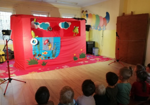Dzieci z naszego przedszkola oglądają przedstawienie pt. "Żuczek".