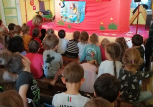 Dzieci z naszego przedszkola oglądają przedstawienie pt. "Żuczek".
