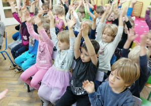 Dzieci na koncercie muzycznym Uli Pakuły podczas Dnia Przedszkolaka
