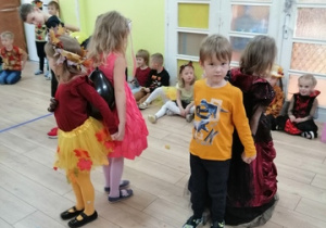 zabawa dzieci podczas Balu Jesieni
