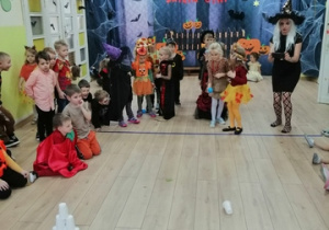 zabawa dzieci podczas Balu Jesieni