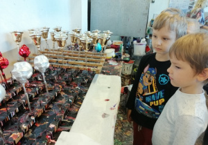 Dzieci z grupy Pszczółki zwiedzają fabrykę bombek