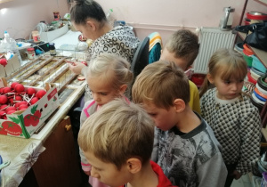 Dzieci z grupy Pszczółki zwiedzają fabrykę bombek