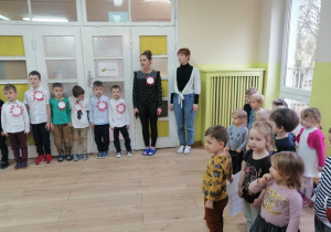 Dzieci z naszego przedszkola śpiewające hymn narodowy