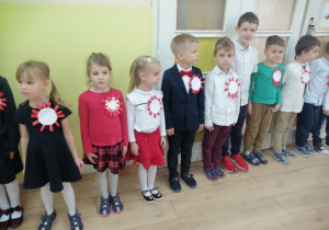 Dzieci z naszego przedszkola śpiewające hymn narodowy