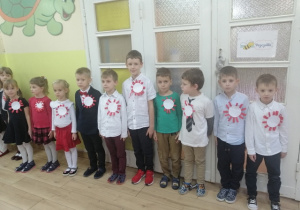 Dzieci z grupy "Pszczółki" śpiewają hymn narodowy.
