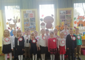 Dzieci z grupy "Pszczółki" śpiewają hymn narodowy.