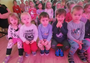 Dzieci z naszego przedszkola oglądają przedstawienie Teatru Pacuś