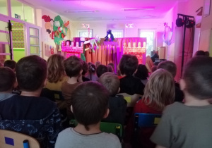 Dzieci z naszego przedszkola oglądają przedstawienie Teatru Pacuś