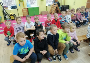 Dzieci z przedszkola podczas konceryu muzycznego.