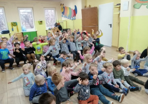 Dzieci z przedszkola podczas konceryu muzycznego.