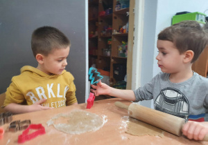 Dzieci podczas robienia pierniczków