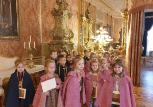 dzieci zwiedzają Pałac Herbsta