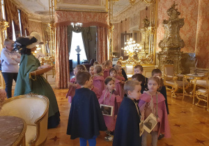 dzieci zwiedzają Pałac Herbsta