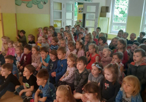 Dzieci ogladają przedstawienie