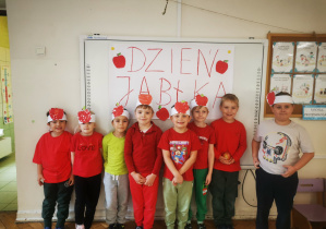 Dzieci stoją przy plakacie