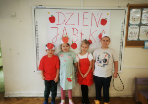 Dzieci stoją przy plakacie