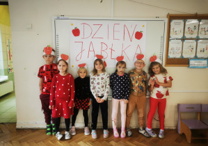 Dzieci stoją przy plakacie