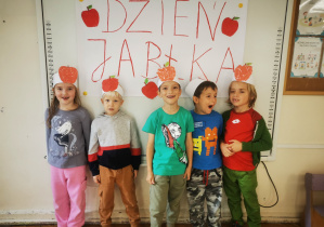 Dzieci stoją przy plakacie
