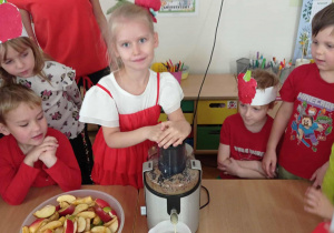 Dziewczynka robi sok jabłkowy