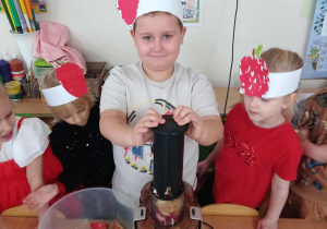 Chłopiec robi sok jabłkowy