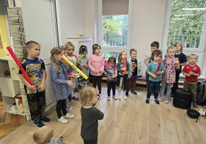 Dzieci grają na instrumentach