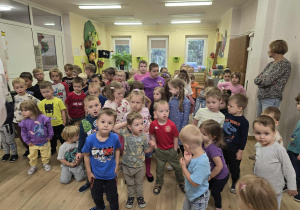 Dzieci tańczą
