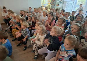 Dzieci oglądają spektakl