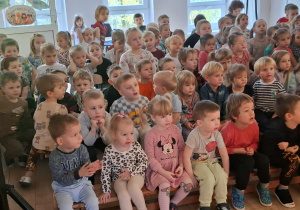 Dzieci oglądają spektakl