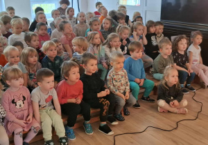 Dzieci oglądają spektakl