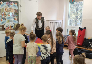 Dzieci bawią się chustą animacyjną