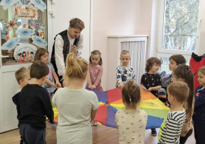 Dzieci bawią się chustą animacyjną