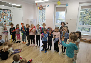 Dzieci grają na instrumentach